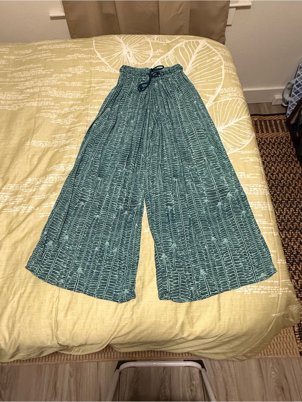 MANAOLA Hawaii Printed Wide Leg Pants XS
